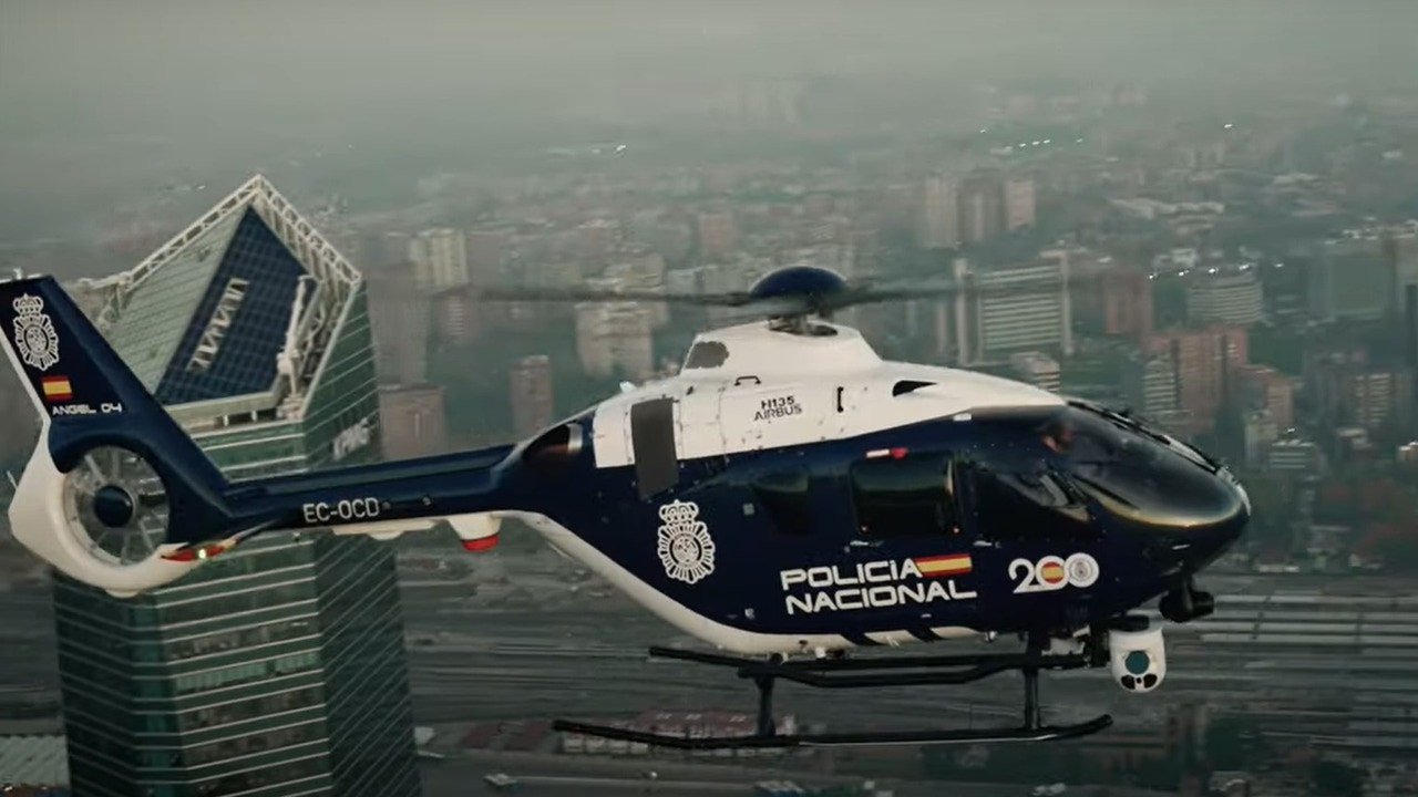 Hélicoptère EC135 de la Police nationale en vol au-dessus de Madrid